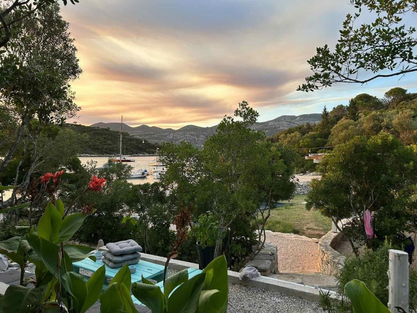Holiday Home Villa Kastel Zrnovo エクステリア 写真