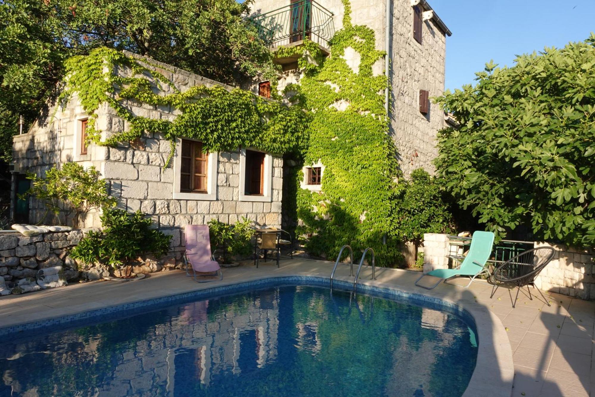 Holiday Home Villa Kastel Zrnovo エクステリア 写真