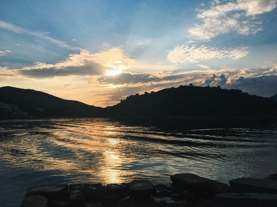 Holiday Home Villa Kastel Zrnovo エクステリア 写真