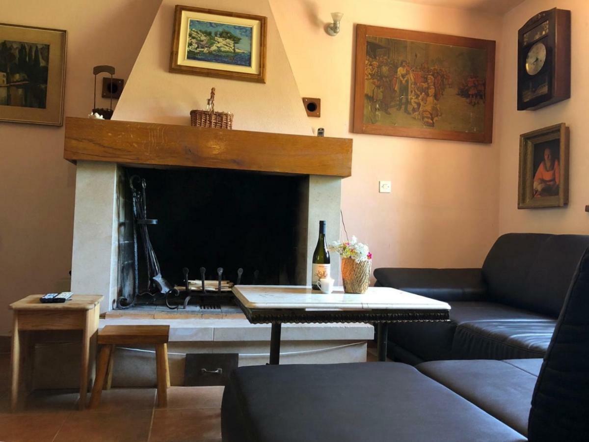 Holiday Home Villa Kastel Zrnovo エクステリア 写真