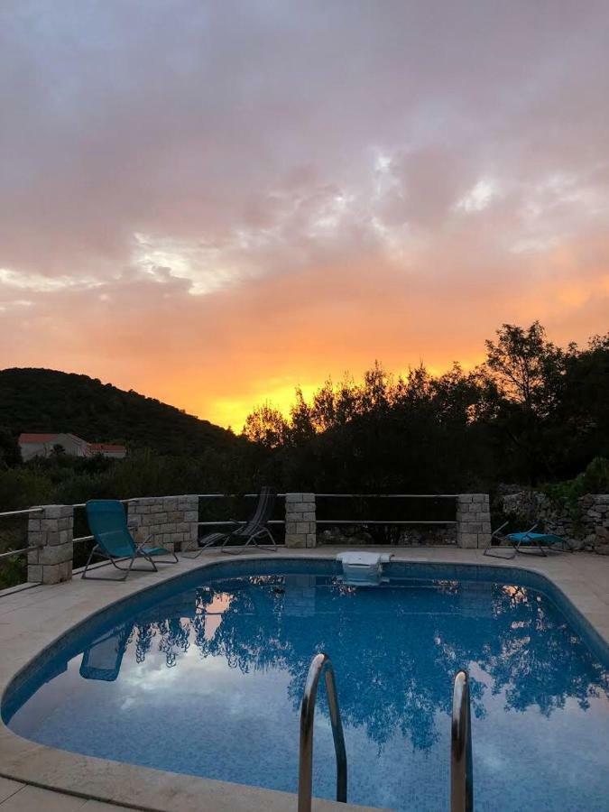 Holiday Home Villa Kastel Zrnovo エクステリア 写真